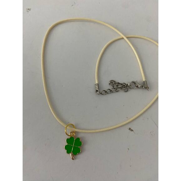 Bright green shamrock pendant necklace - Picture 5 of 5